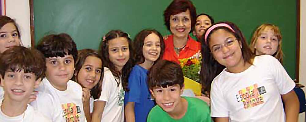 Angela Leite junto com crianças